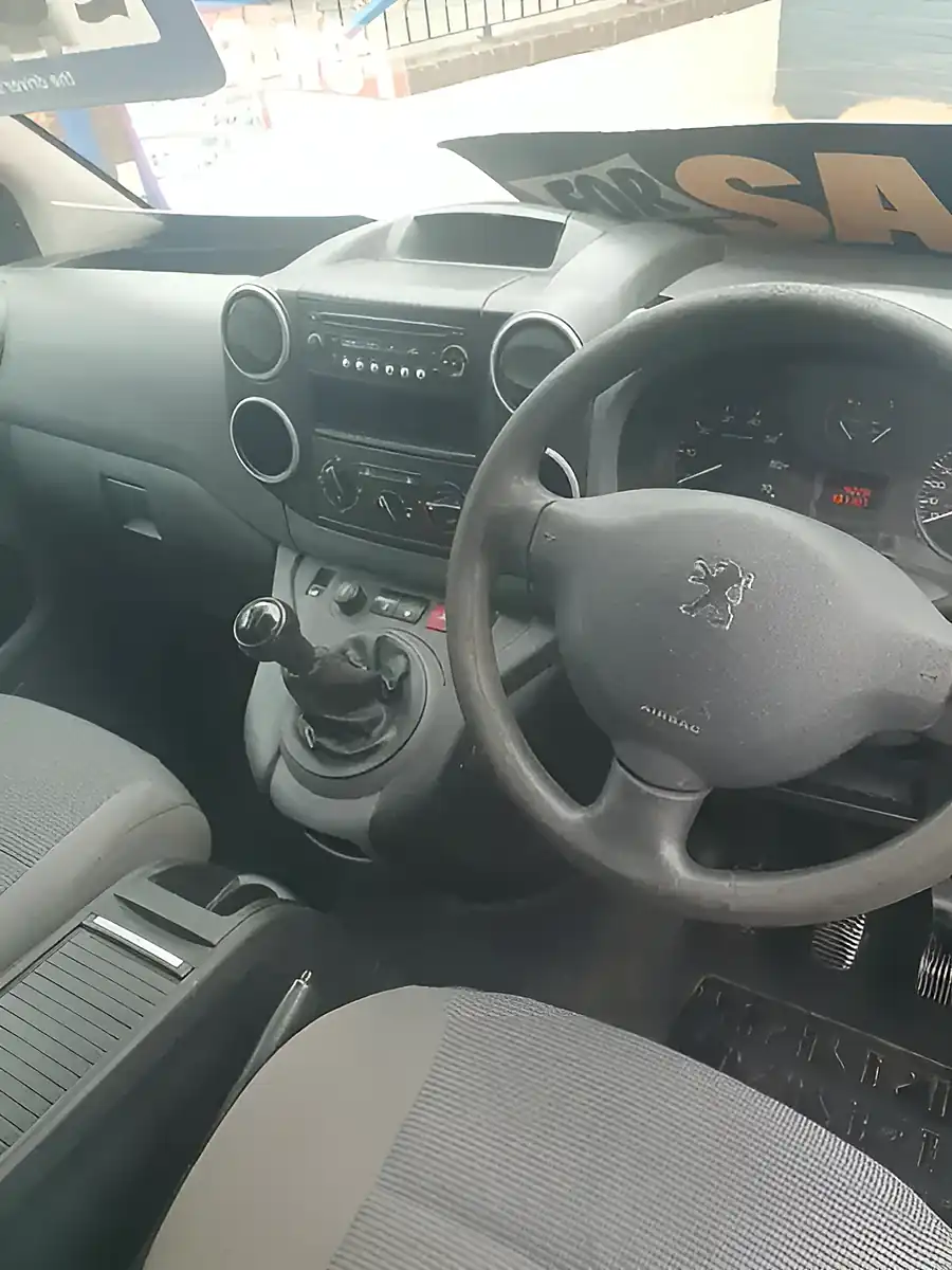 Used 2010 Peugeot Partner Brilliant White - Interior and Exterior details 15