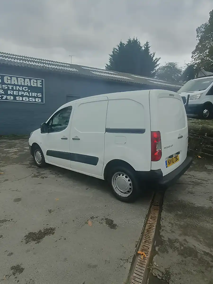 Used 2010 Peugeot Partner Brilliant White - Interior and Exterior details 3