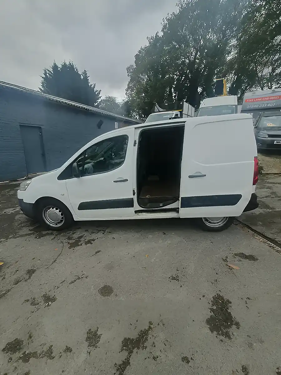 Used 2010 Peugeot Partner Brilliant White - Interior and Exterior details 7