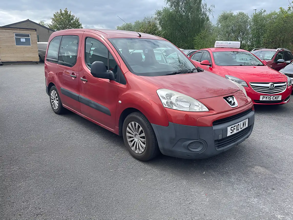 Used 2010 Peugeot Partner Tepee Tepee Urban Red - Front View