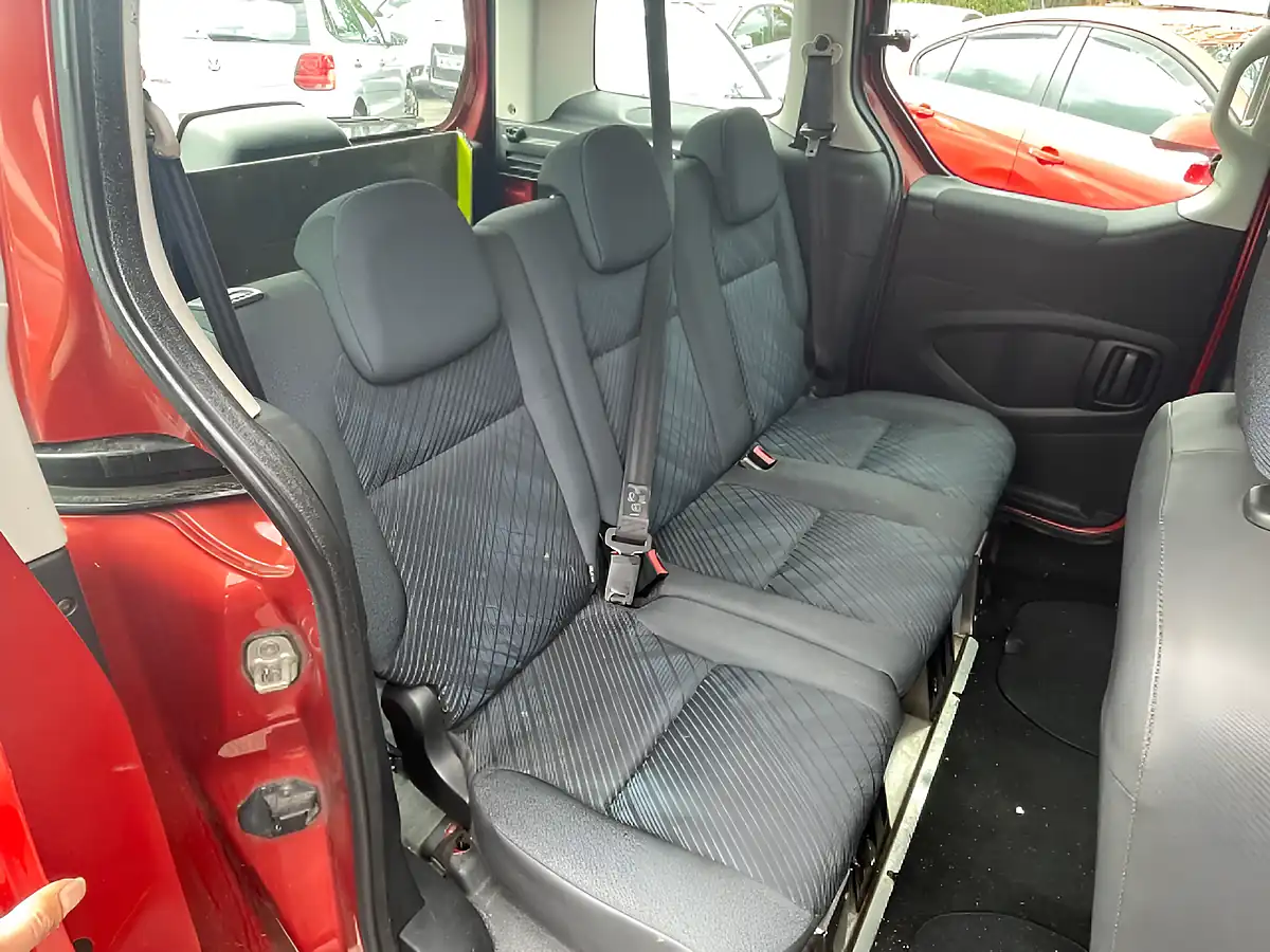 Used 2010 Peugeot Partner Tepee Tepee Urban Red - Interior and Exterior details 11