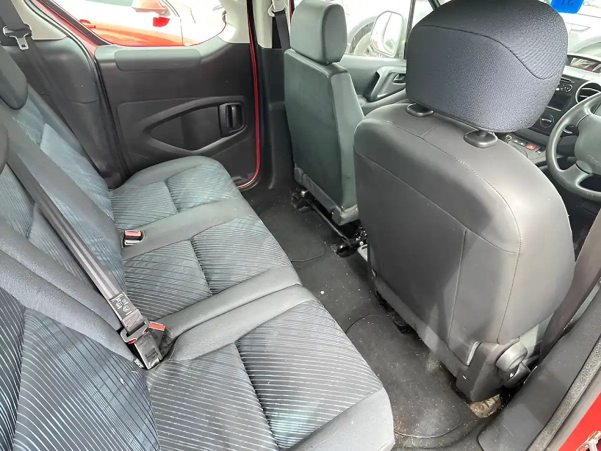 Used 2010 Peugeot Partner Tepee Tepee Urban Red - Interior and Exterior details 12