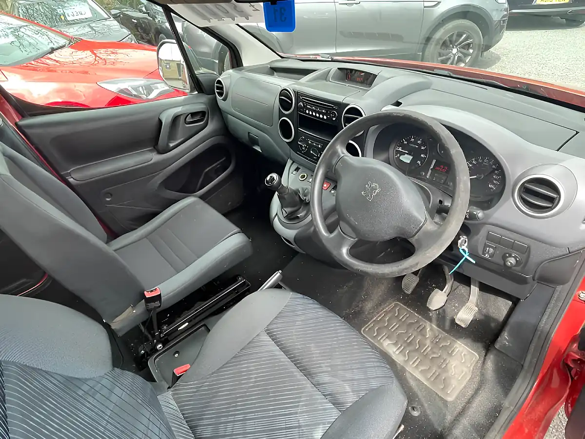 Used 2010 Peugeot Partner Tepee Tepee Urban Red - Interior and Exterior details 13