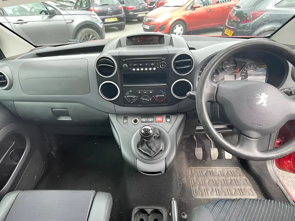 Used 2010 Peugeot Partner Tepee Tepee Urban Red - Interior and Exterior details 15