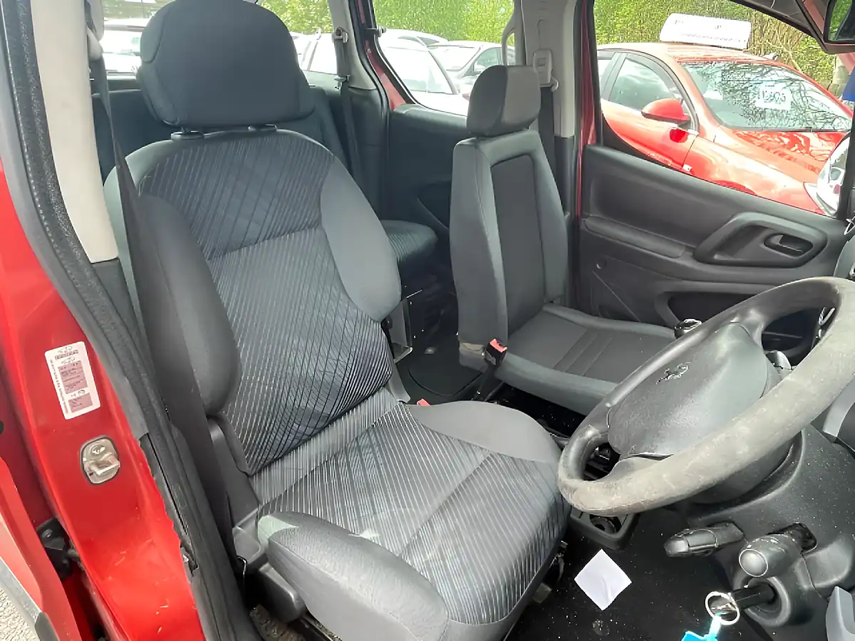 Used 2010 Peugeot Partner Tepee Tepee Urban Red - Interior and Exterior details 16