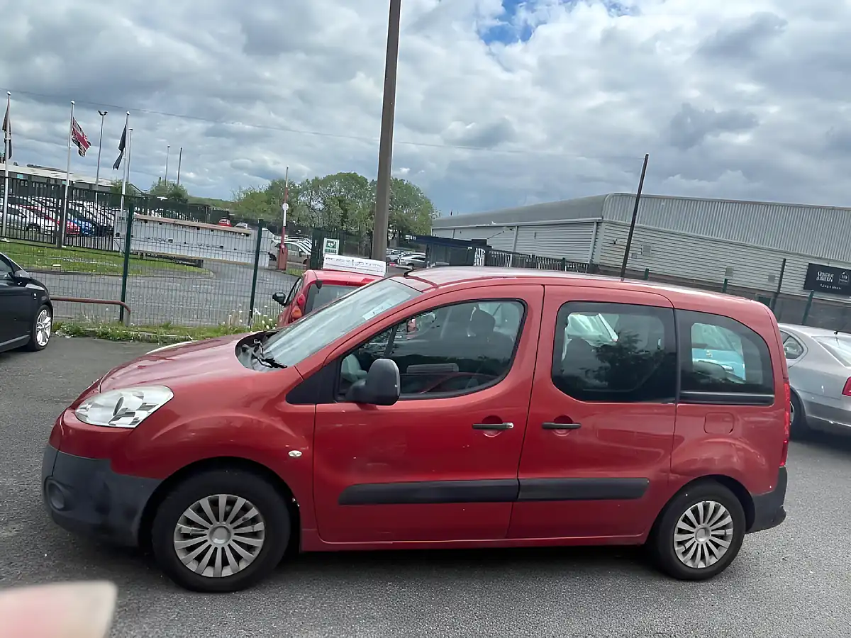 Used 2010 Peugeot Partner Tepee Tepee Urban Red - Interior and Exterior details 4