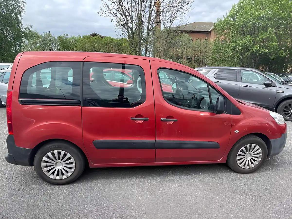 Used 2010 Peugeot Partner Tepee Tepee Urban Red - Interior and Exterior details 8