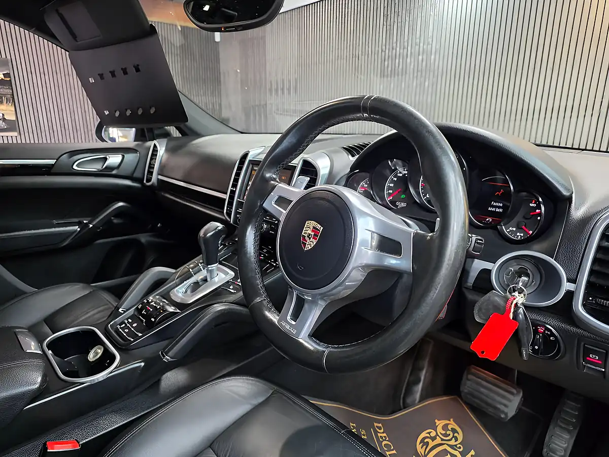 Used 2010 Porsche Cayenne Tiptronic Black - Interior and Exterior details 12