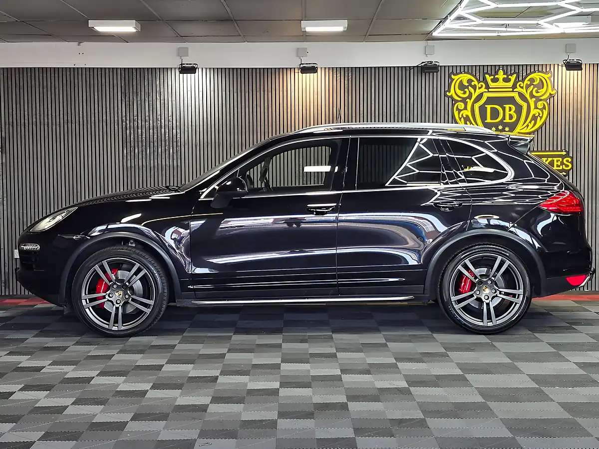 Used 2010 Porsche Cayenne Tiptronic Black - Interior and Exterior details 5