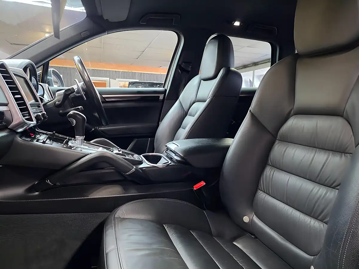 Used 2010 Porsche Cayenne Tiptronic Black - Interior and Exterior details 9