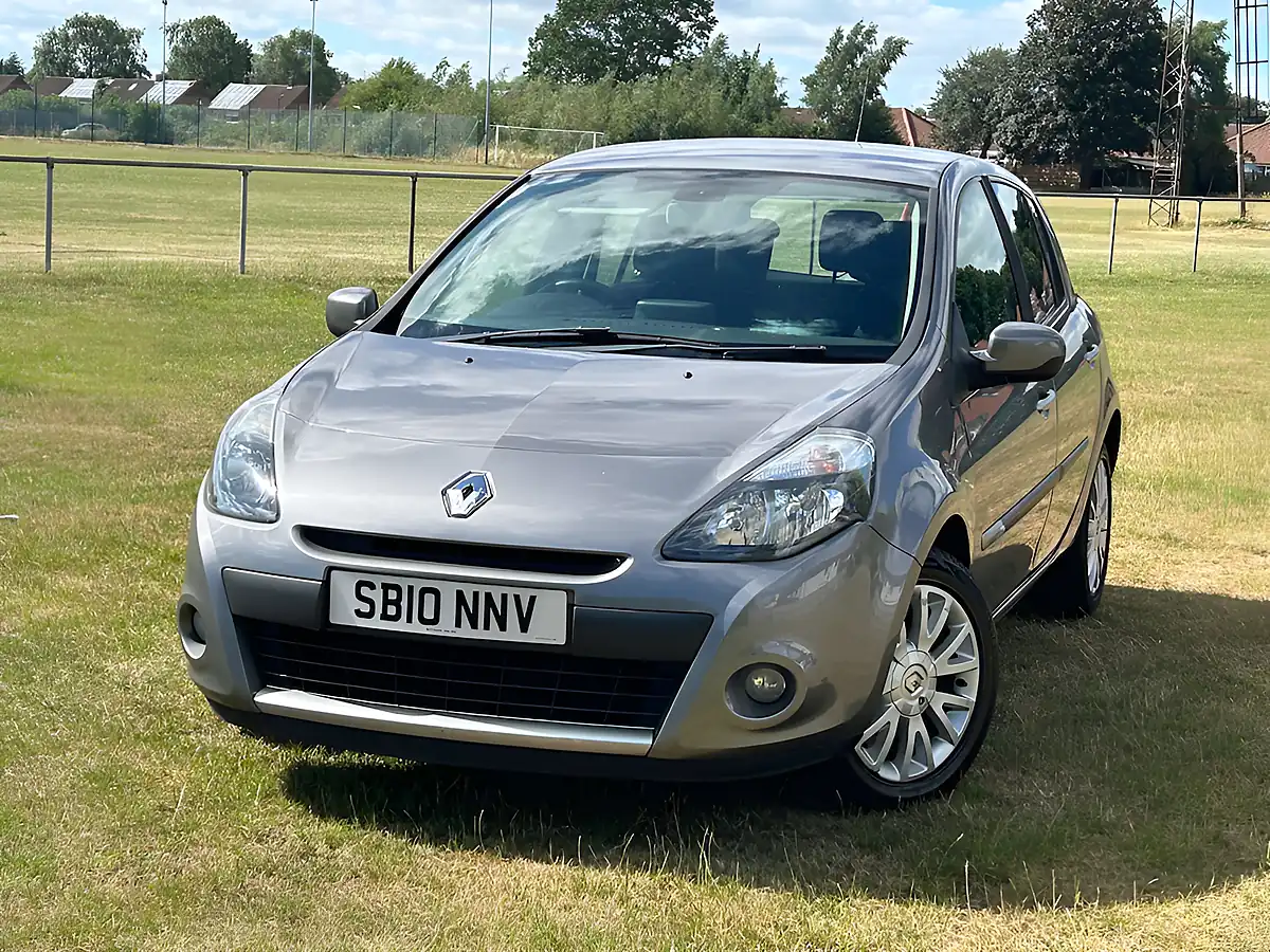Used 2010 Renault Clio Dynamique Tomtom Grey - Front View