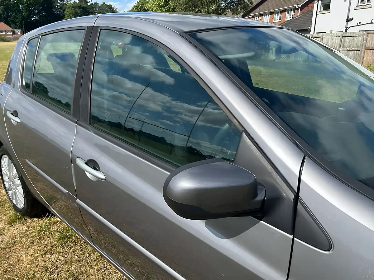 Used 2010 Renault Clio Dynamique Tomtom Grey - Interior and Exterior details 11