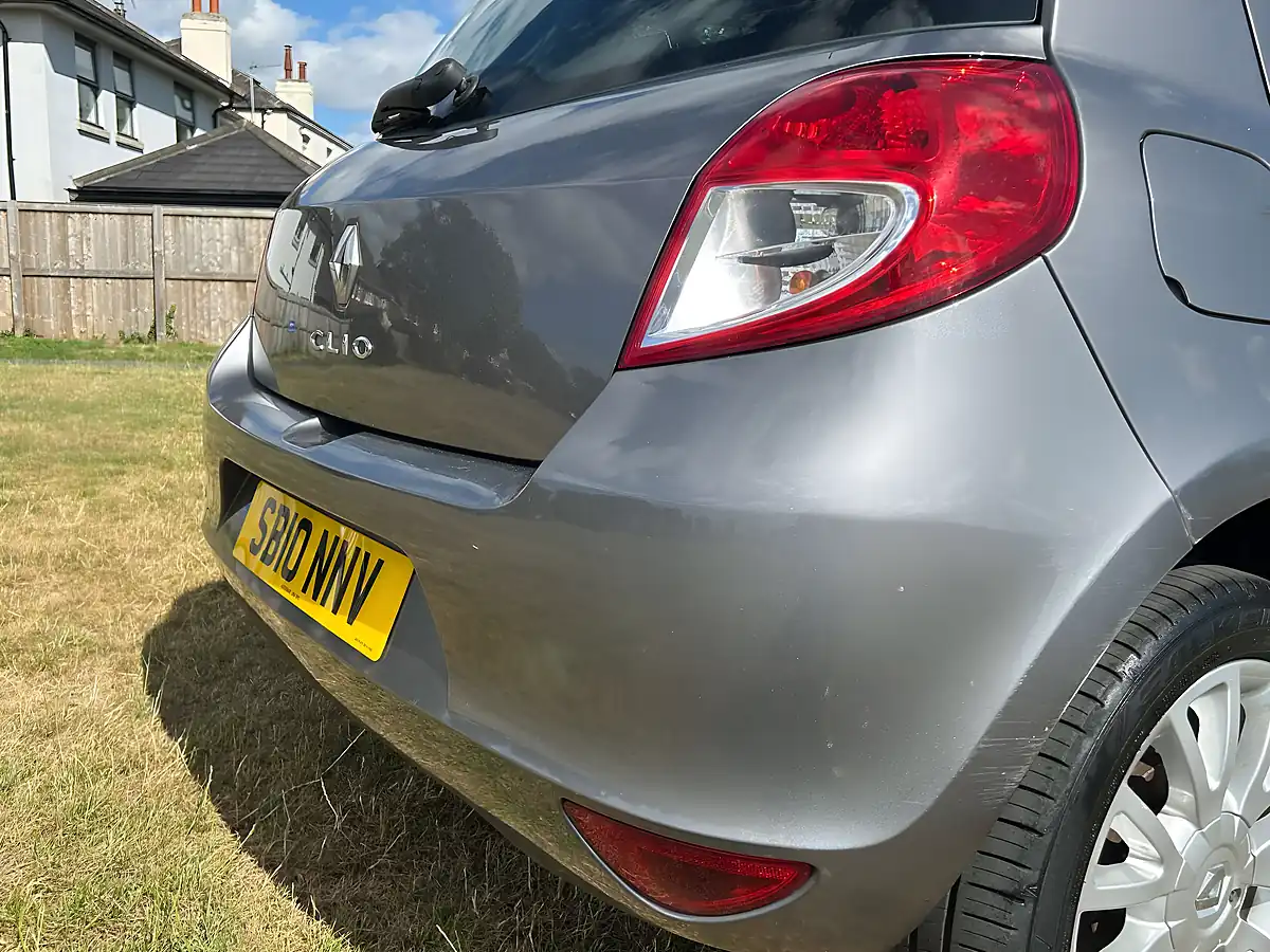 Used 2010 Renault Clio Dynamique Tomtom Grey - Interior and Exterior details 12