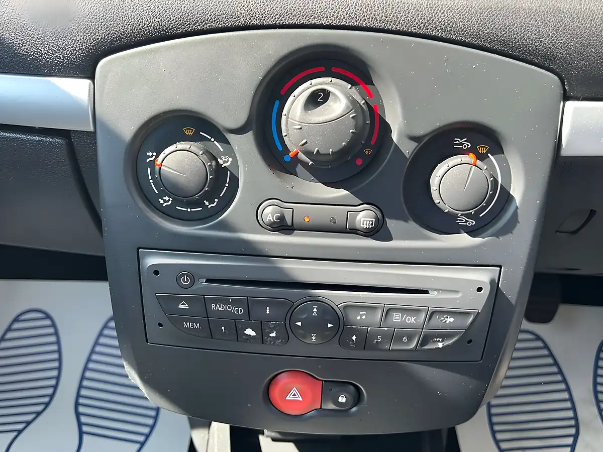 Used 2010 Renault Clio Dynamique Tomtom Grey - Interior and Exterior details 16