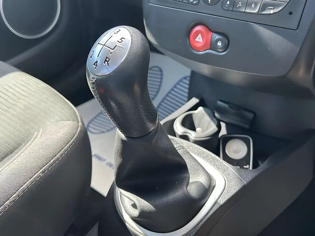 Used 2010 Renault Clio Dynamique Tomtom Grey - Interior and Exterior details 17