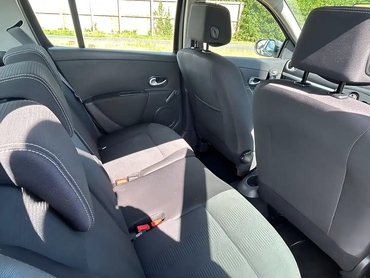 Used 2010 Renault Clio Dynamique Tomtom Grey - Interior and Exterior details 18