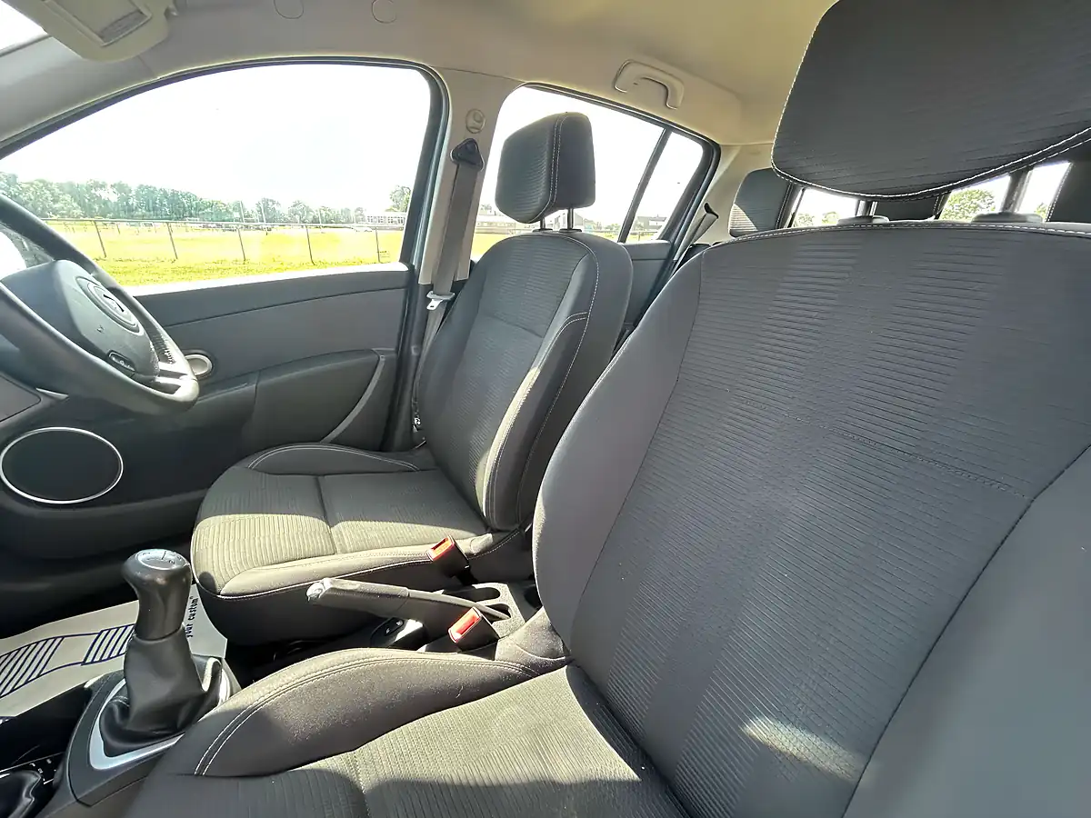 Used 2010 Renault Clio Dynamique Tomtom Grey - Interior and Exterior details 19