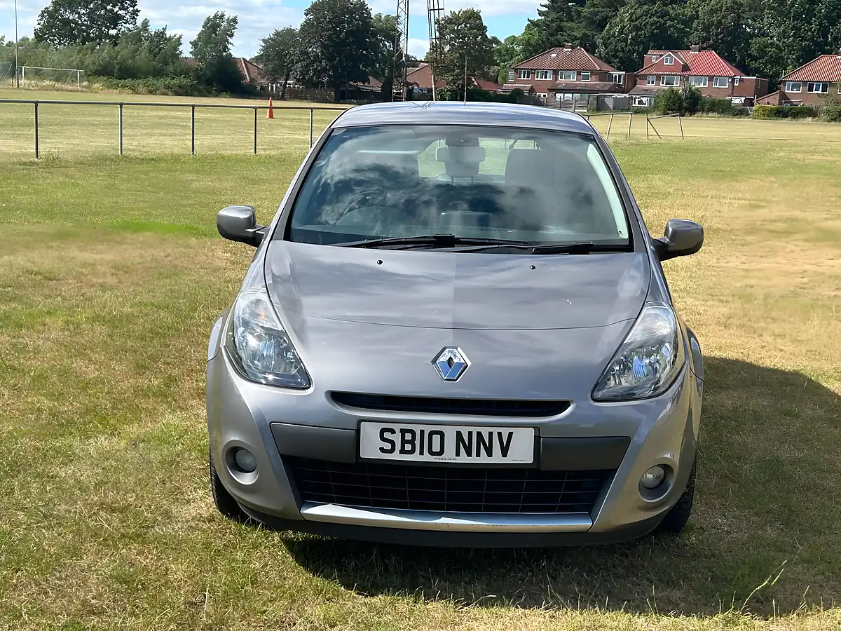 Used 2010 Renault Clio Dynamique Tomtom Grey - Interior and Exterior details 2