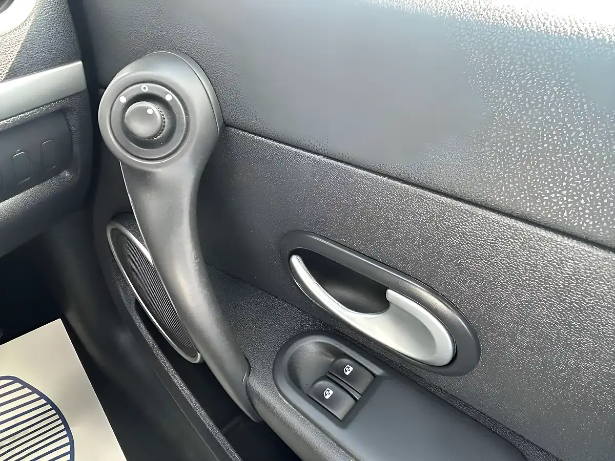 Used 2010 Renault Clio Dynamique Tomtom Grey - Interior and Exterior details 20