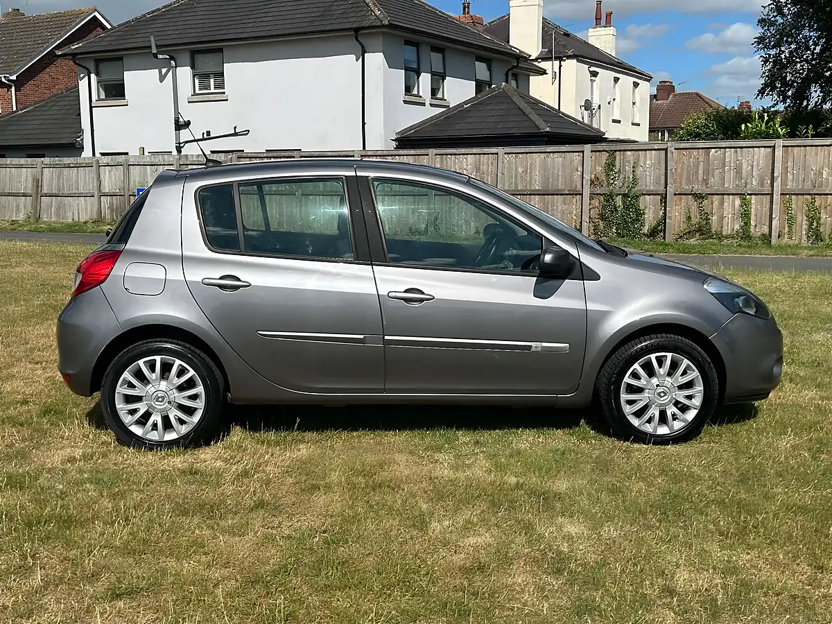 Used 2010 Renault Clio Dynamique Tomtom Grey - Interior and Exterior details 4