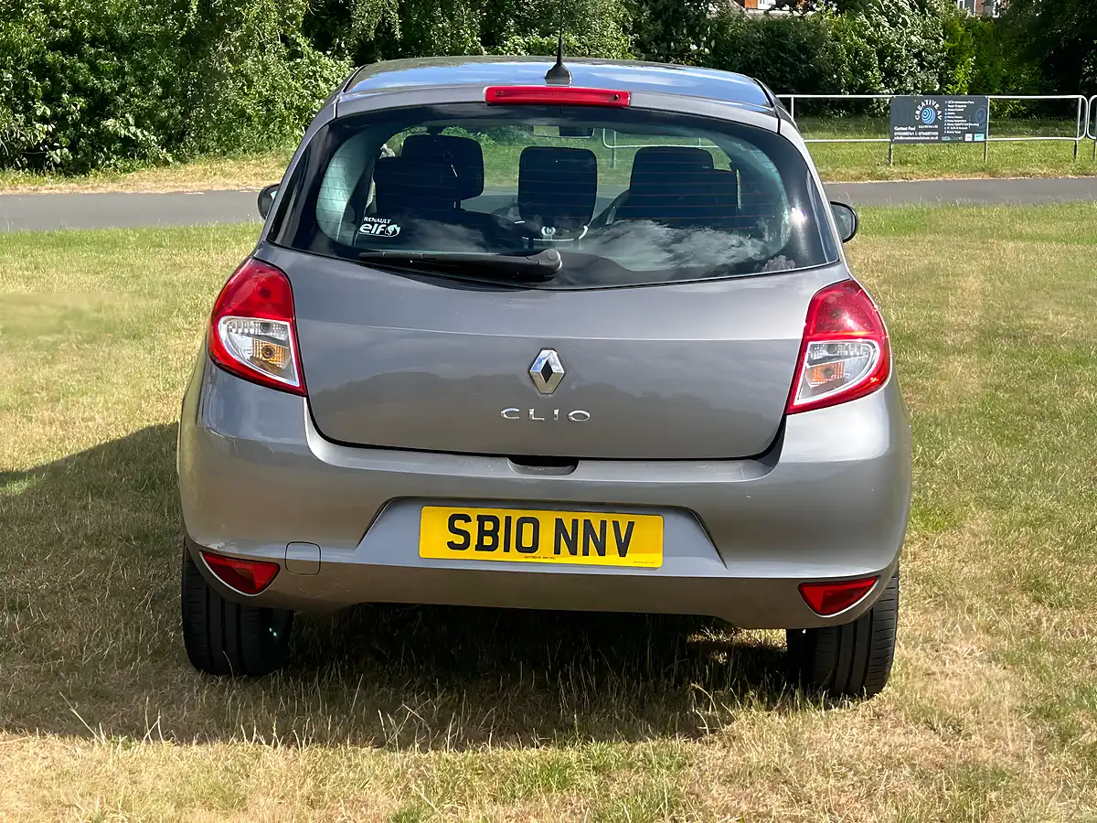 Used 2010 Renault Clio Dynamique Tomtom Grey - Interior and Exterior details 6