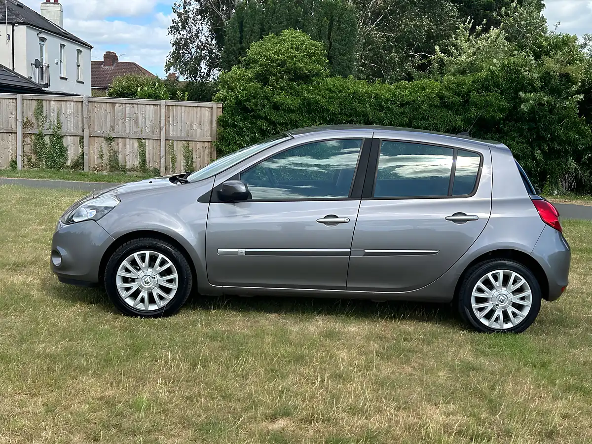 Used 2010 Renault Clio Dynamique Tomtom Grey - Interior and Exterior details 8