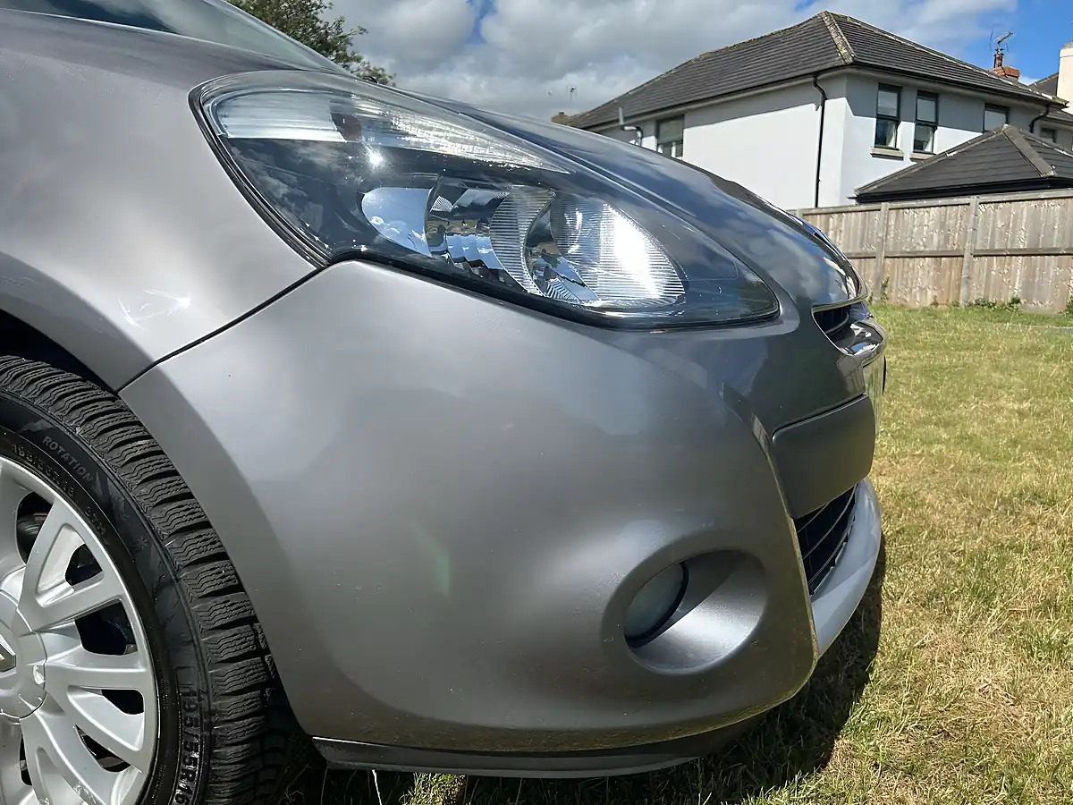 Used 2010 Renault Clio Dynamique Tomtom Grey - Interior and Exterior details 9