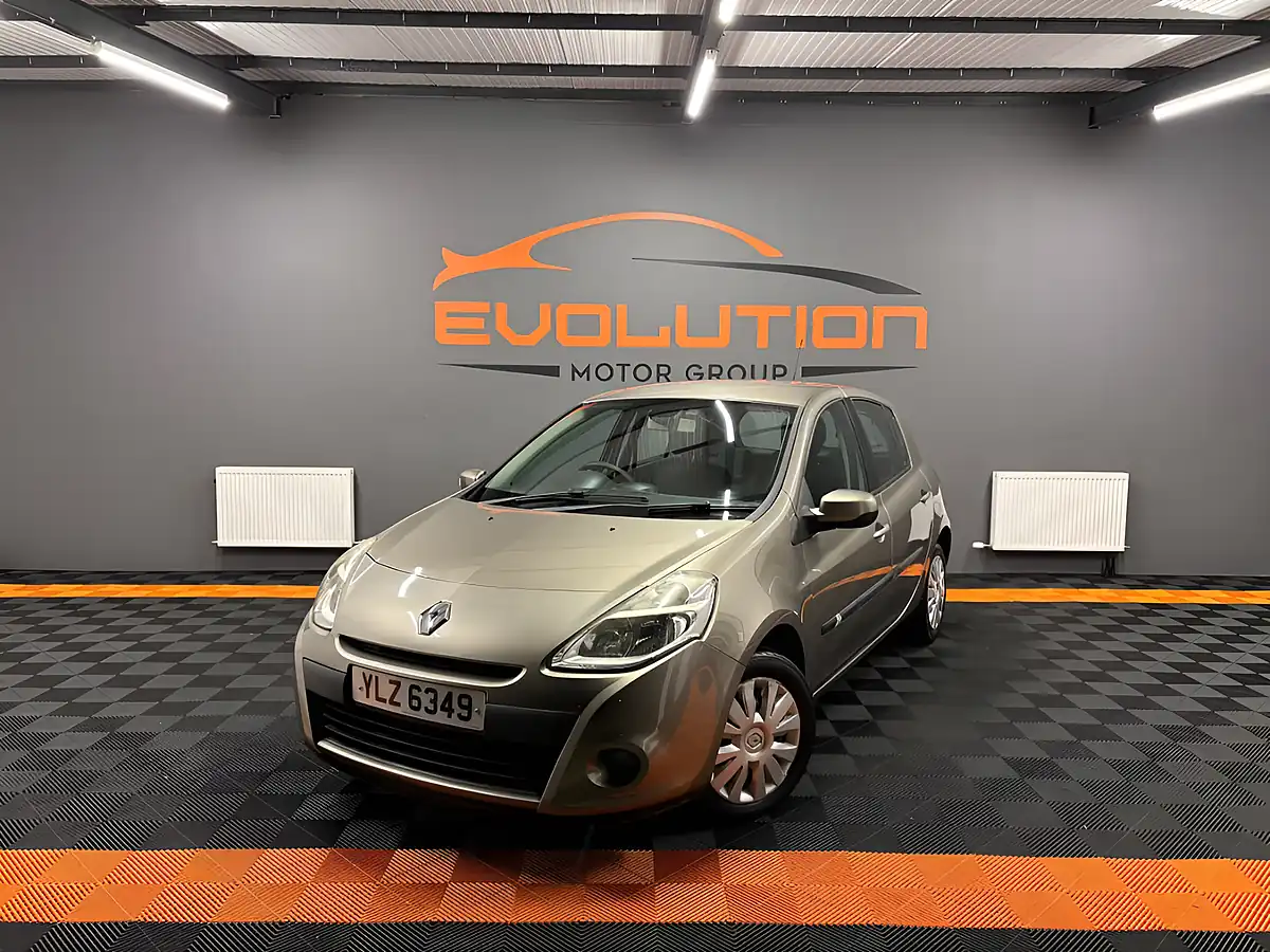 Used 2010 Renault Clio Expression Beige - Front View