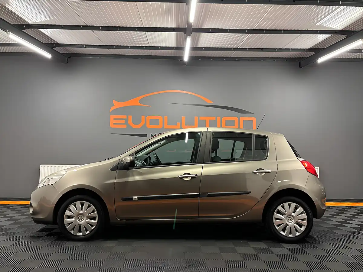Used 2010 Renault Clio Expression Beige - Interior and Exterior details 4