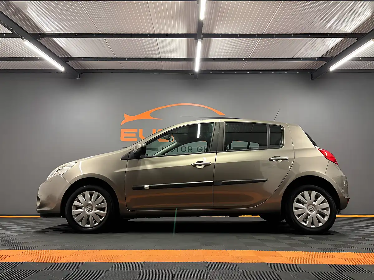 Used 2010 Renault Clio Expression Beige - Interior and Exterior details 9