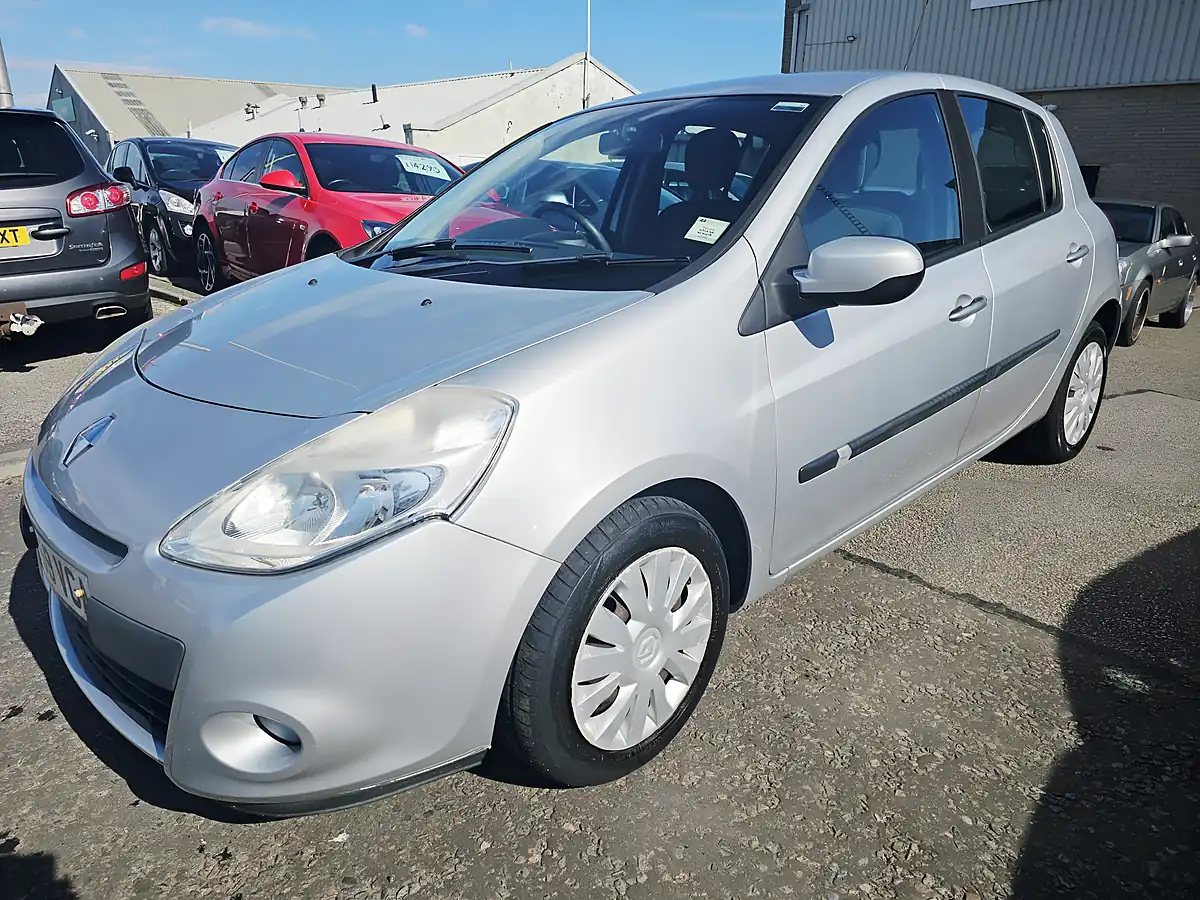 Used 2010 Renault Clio Expression Silver - Interior and Exterior details 2