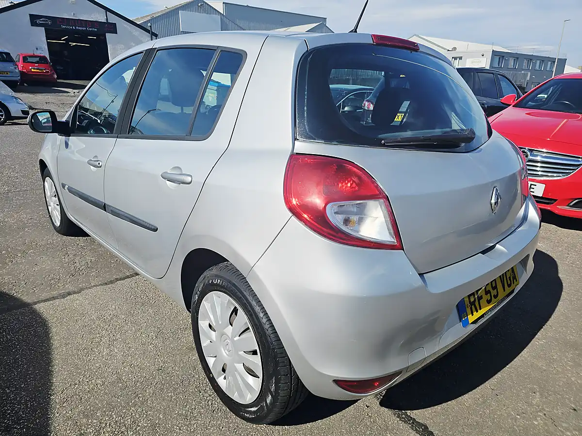 Used 2010 Renault Clio Expression Silver - Interior and Exterior details 3