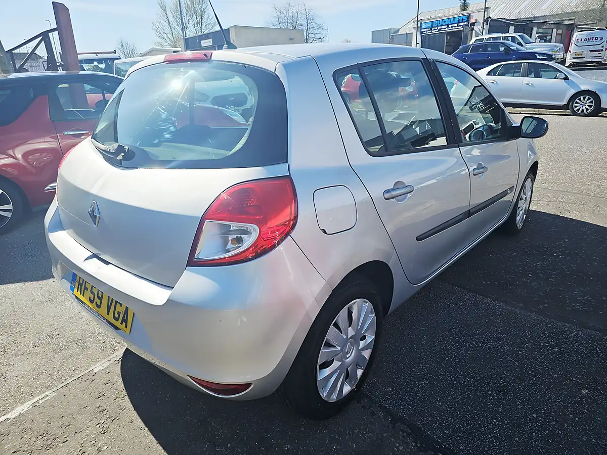 Used 2010 Renault Clio Expression Silver - Interior and Exterior details 5