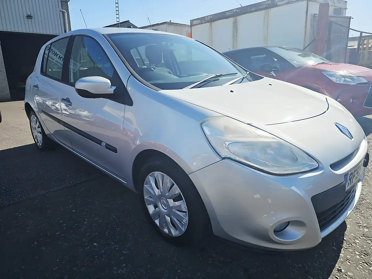 Used 2010 Renault Clio Expression Silver - Interior and Exterior details 6