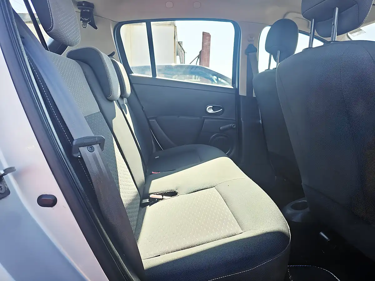 Used 2010 Renault Clio Expression Silver - Interior and Exterior details 8