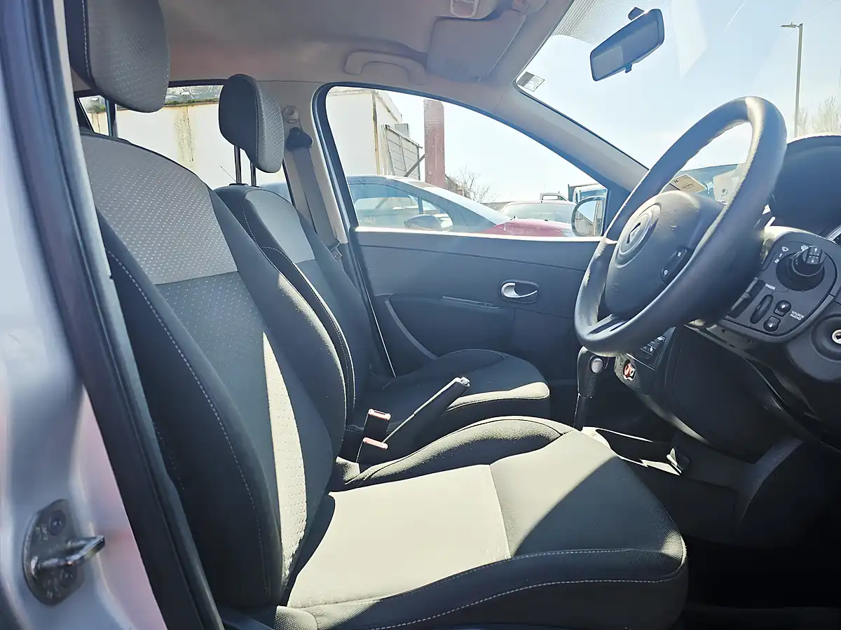 Used 2010 Renault Clio Expression Silver - Interior and Exterior details 9