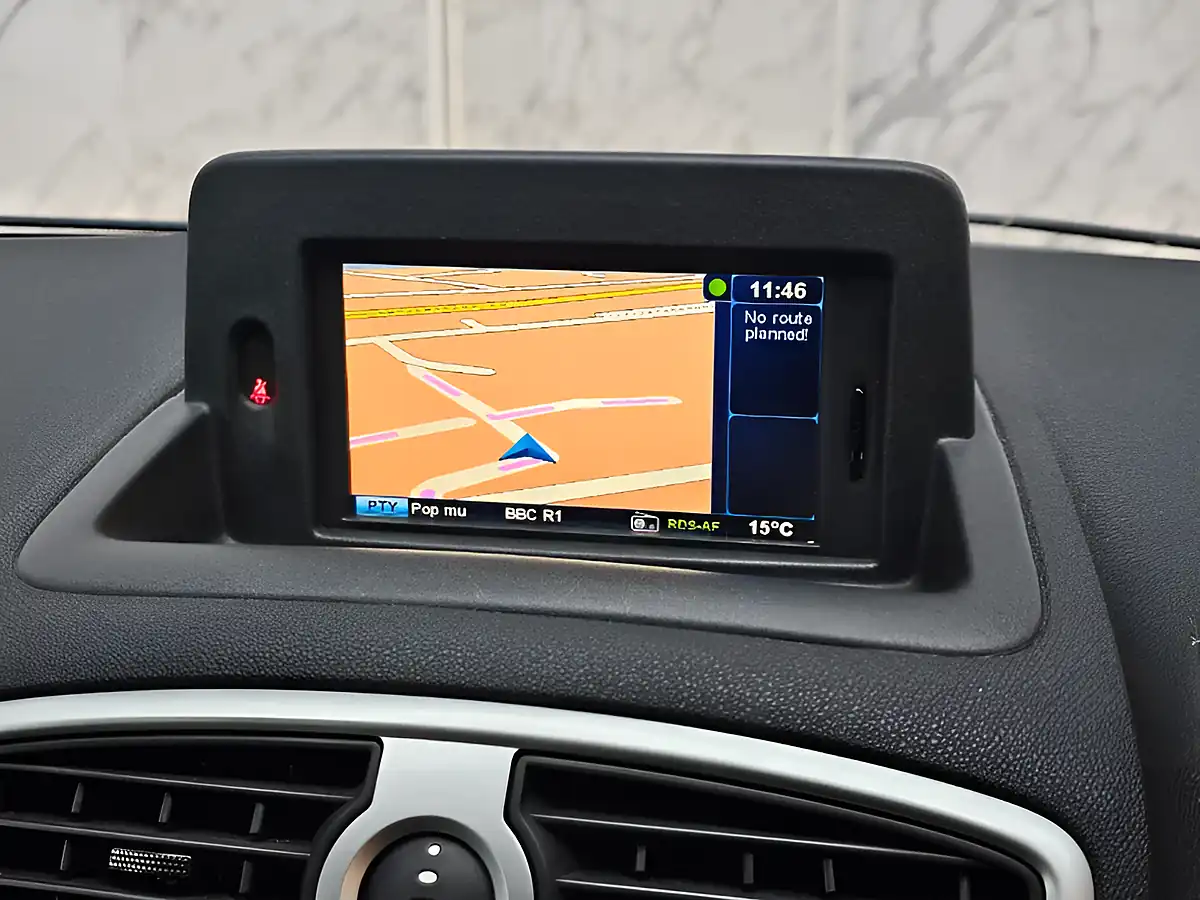 Used 2010 Renault Clio Initiale Tomtom Red - Interior and Exterior details 12