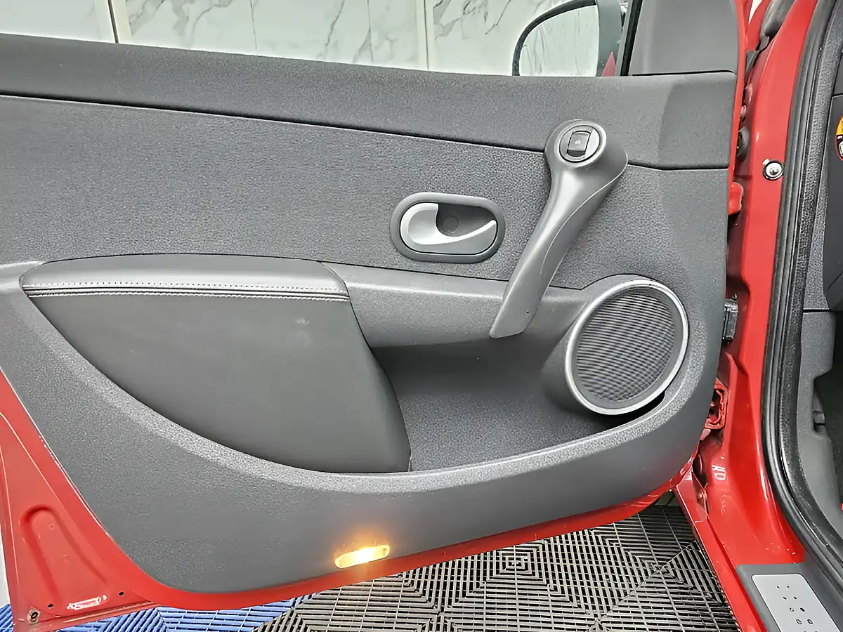 Used 2010 Renault Clio Initiale Tomtom Red - Interior and Exterior details 18