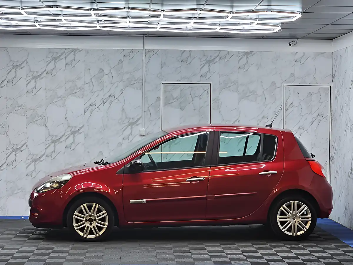 Used 2010 Renault Clio Initiale Tomtom Red - Interior and Exterior details 5