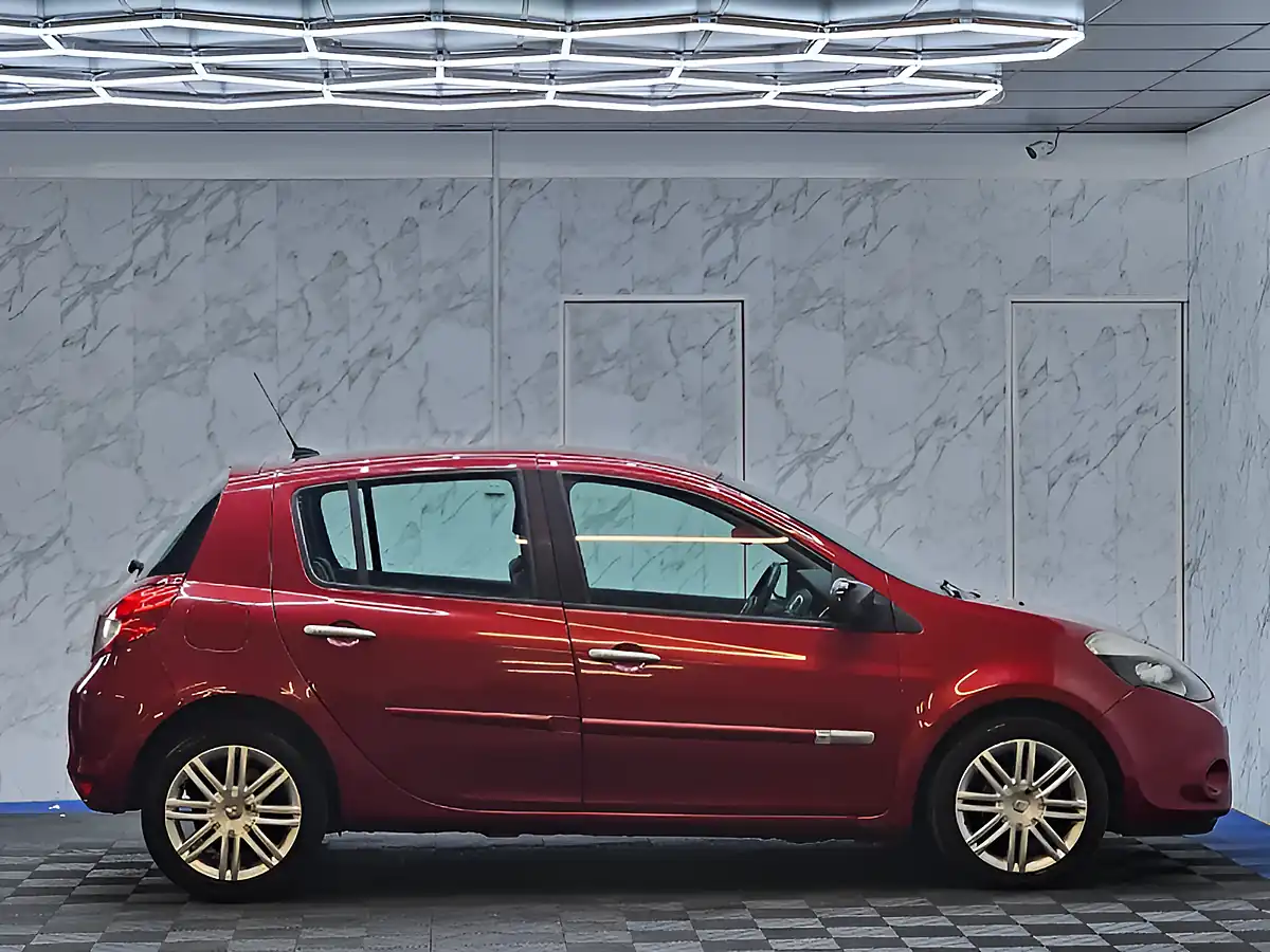 Used 2010 Renault Clio Initiale Tomtom Red - Interior and Exterior details 7