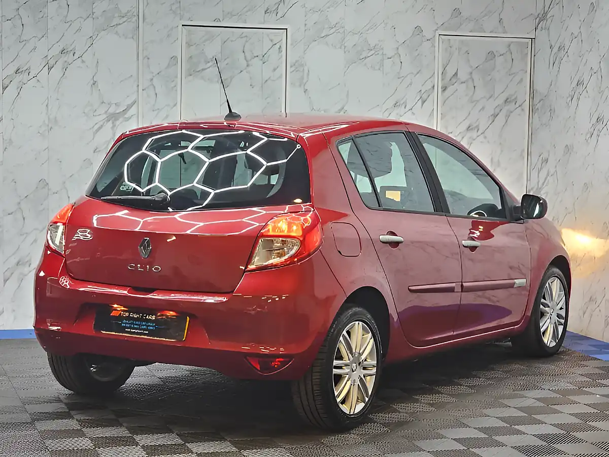 Used 2010 Renault Clio Initiale Tomtom Red - Interior and Exterior details 8