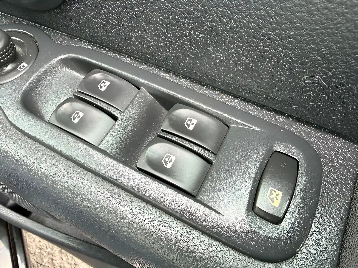 Used 2010 Renault Grand Modus Dynamique Auto Black - Interior and Exterior details 16