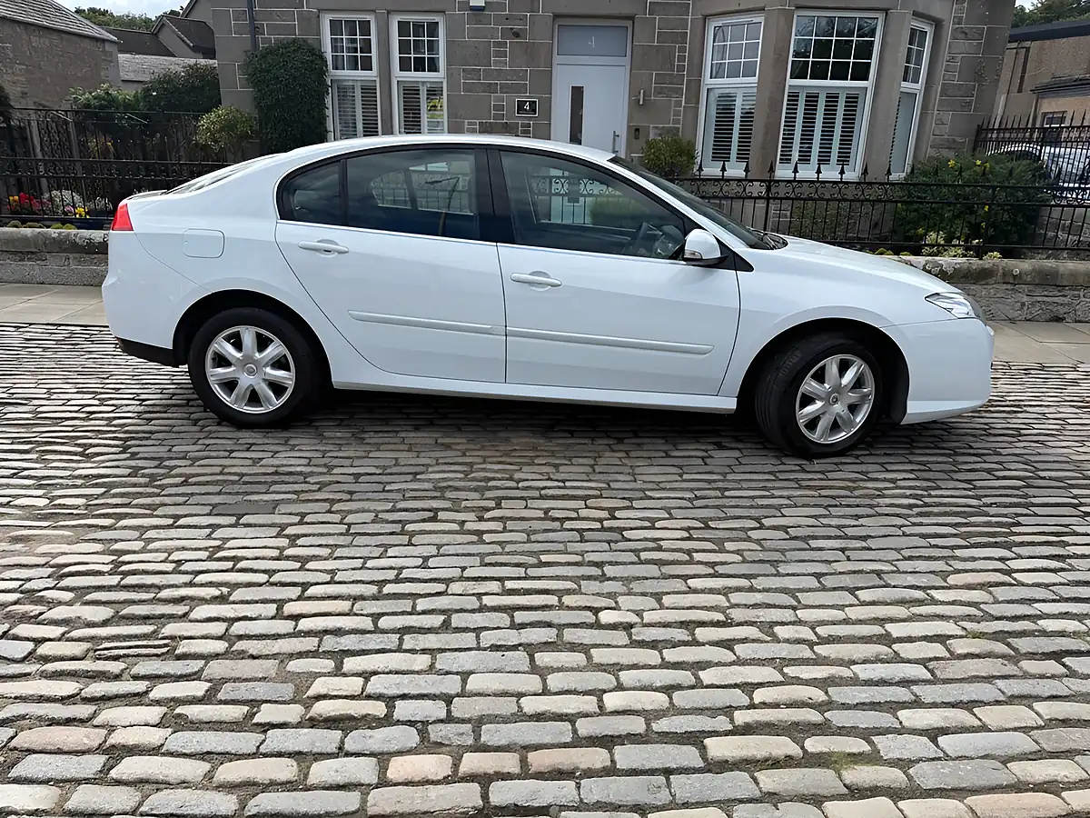 Used 2010 Renault Laguna Expression White - Interior and Exterior details 12