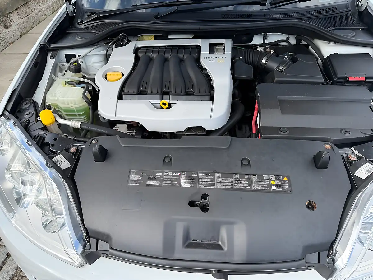 Used 2010 Renault Laguna Expression White - Interior and Exterior details 17
