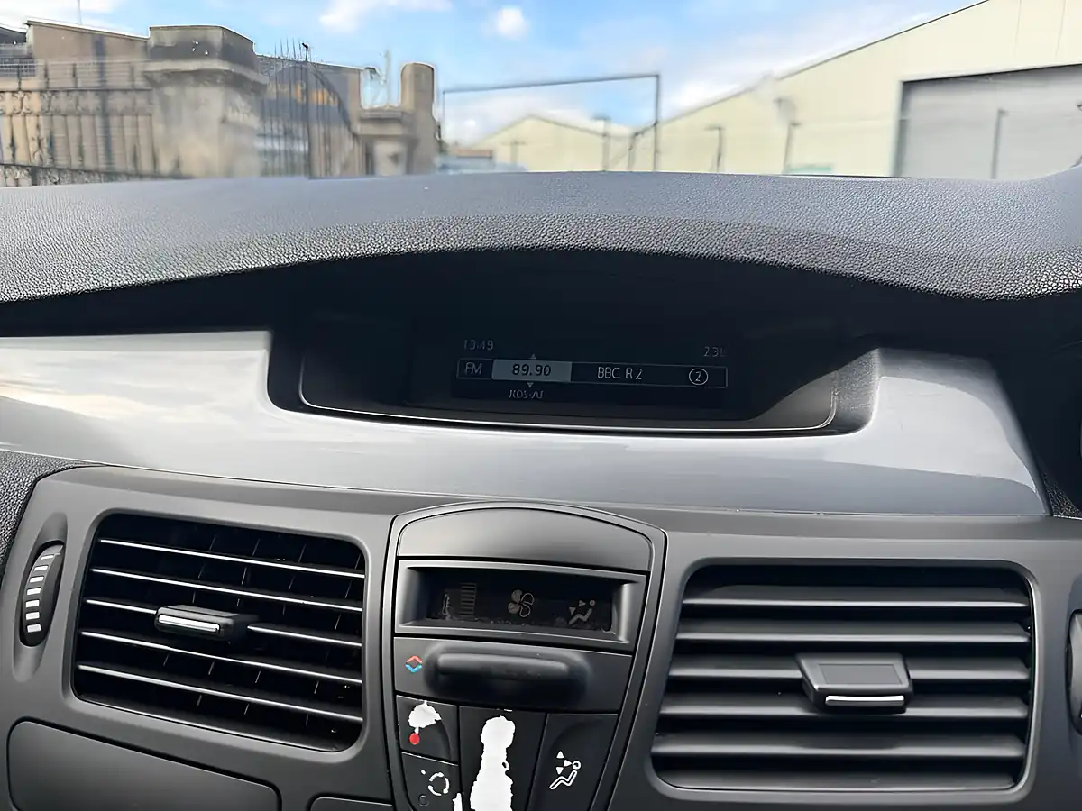 Used 2010 Renault Laguna Expression White - Interior and Exterior details 19