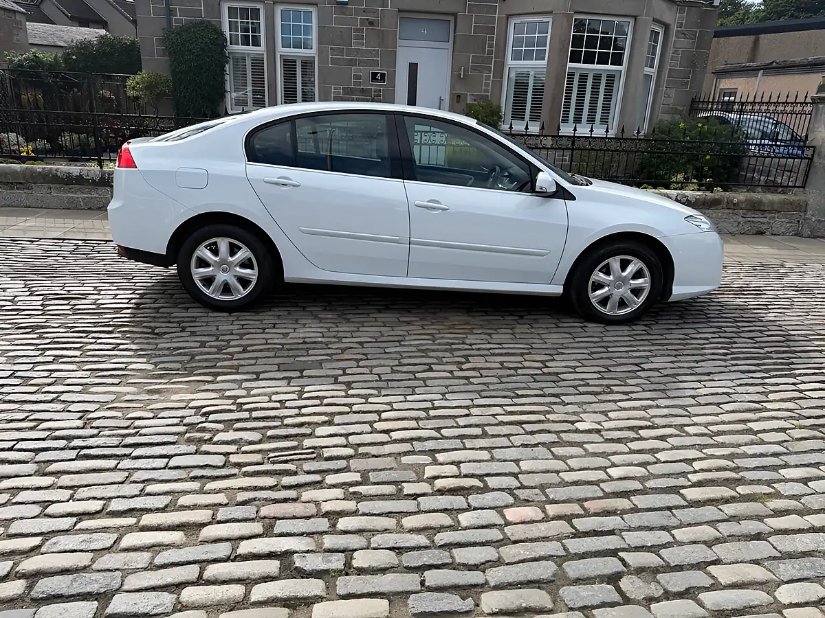 Used 2010 Renault Laguna Expression White - Interior and Exterior details 9