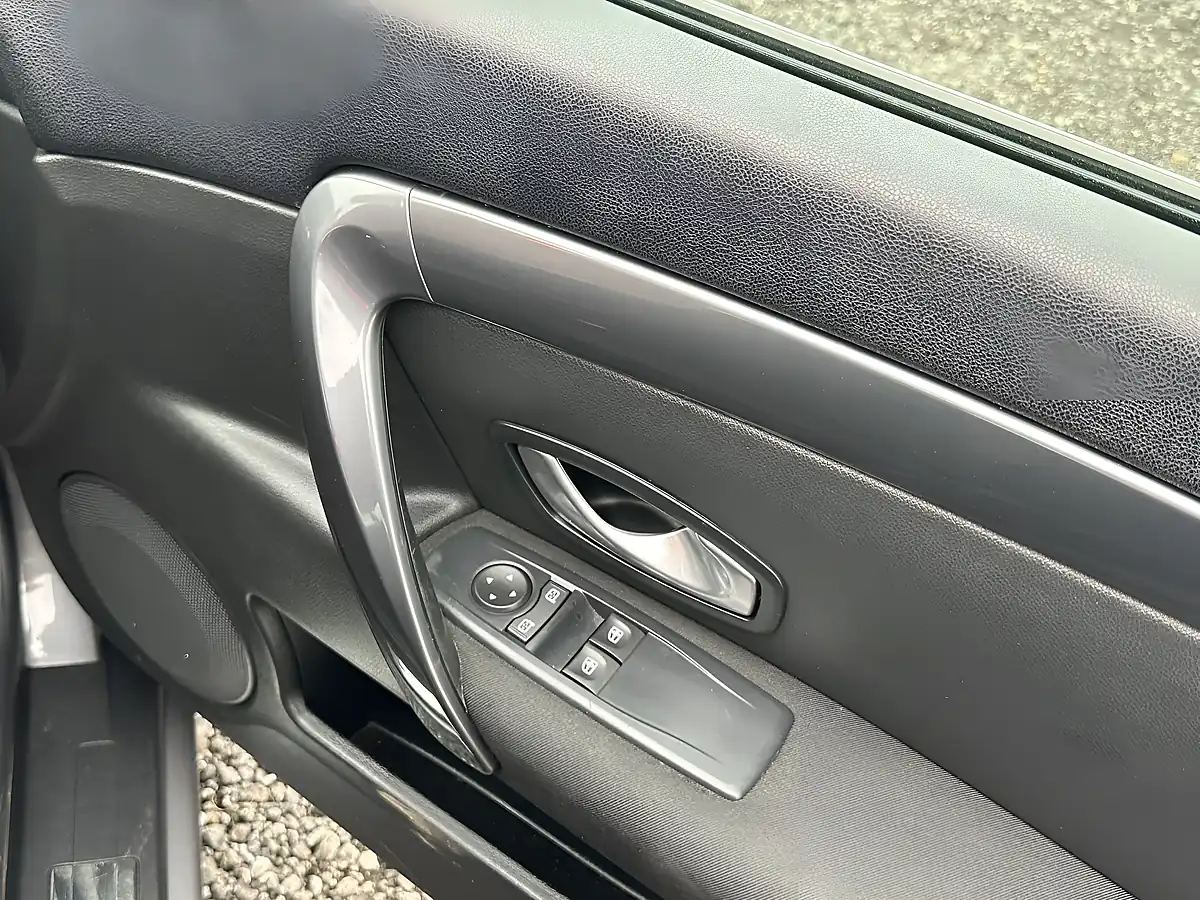Used 2010 Renault Laguna Tomtom Edition Grey - Interior and Exterior details 10