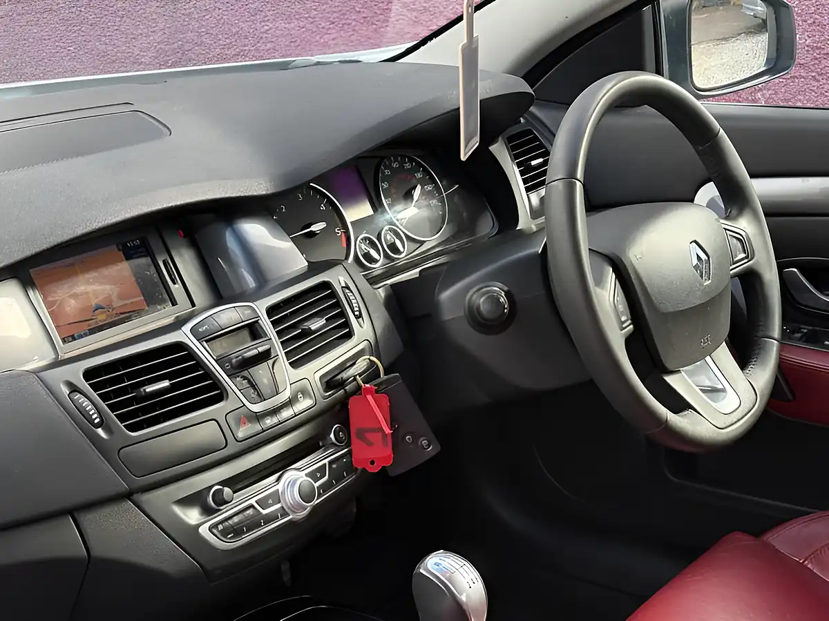 Used 2010 Renault Laguna Tomtom Edition White - Interior and Exterior details 19