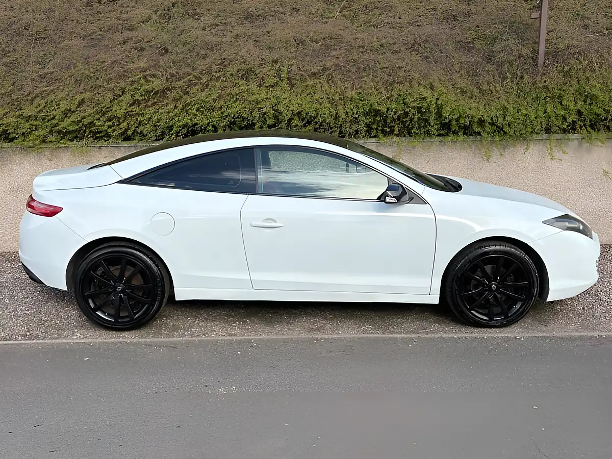 Used 2010 Renault Laguna Tomtom Edition White - Interior and Exterior details 3