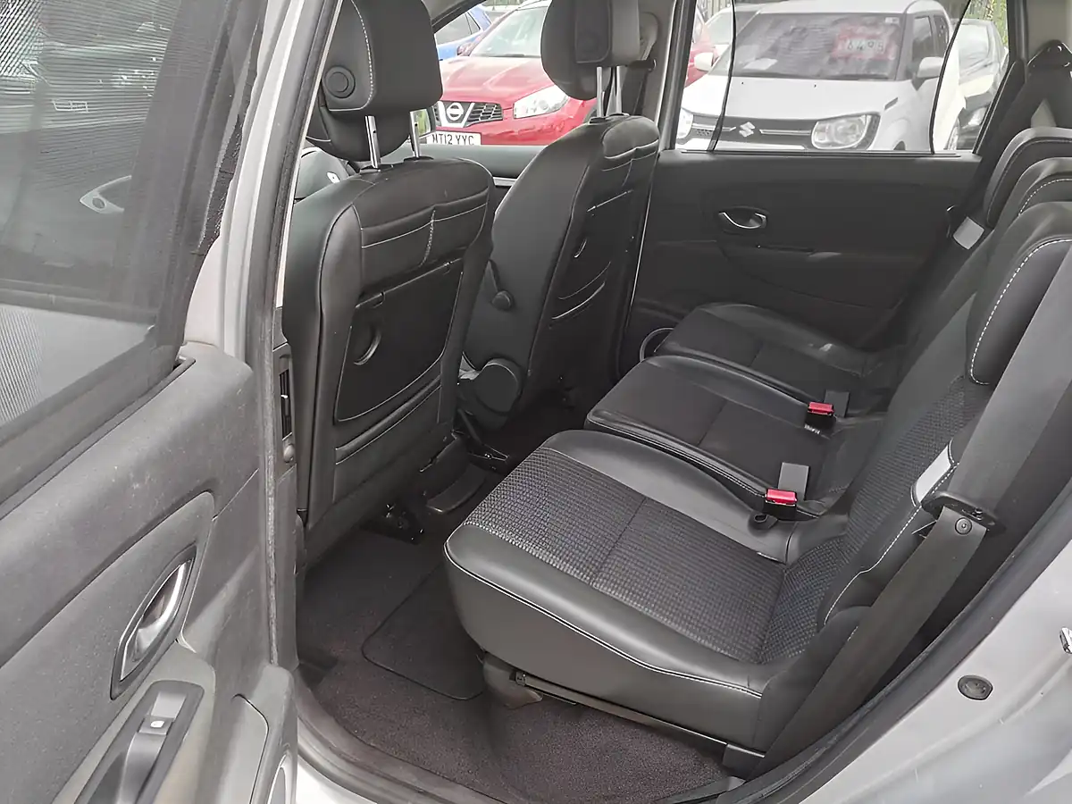 Used 2010 Renault Scenic Dynamique Tom-Tom Silver - Interior and Exterior details 11